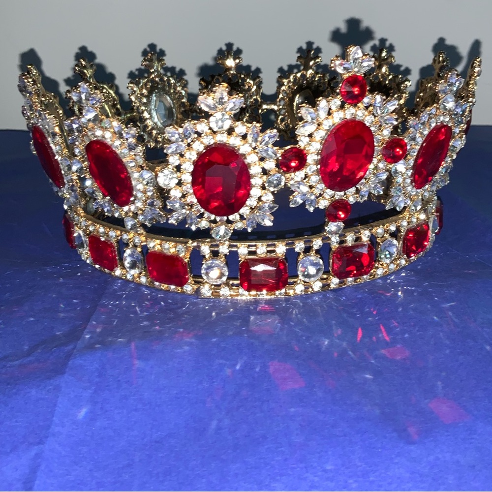 Red crown with gold tone.